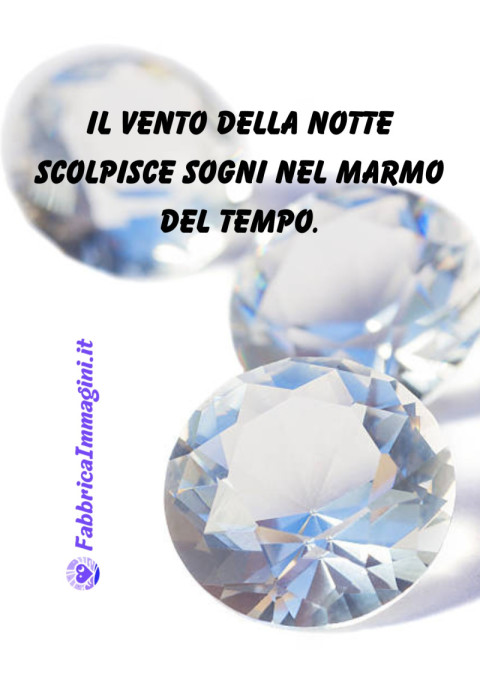 Il vento della notte scolpisce sogni nel marmo del tempo