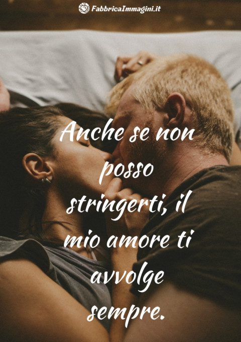 Anche se non posso stringerti, il mio amore ti avvolge sempre